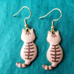 2/10$ NWOT cute brown cat sitting earrings
